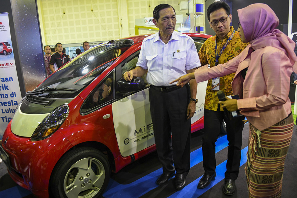Menteri Koordinator bidang Kemaritiman Luhut Panjaitan (kiri), Director of Sales & Marketing Division PT MMKSI Irwan Kuncoro (tengah) mendengarkan penjelasan Deputi TIEM BPPT Eniya L. Dewi (kanan) saat berada di stan Mitsubishi saat pameran Indonesia Electric Motor Show (IEMS) 2019, di Balai Kartini, Jakarta.
