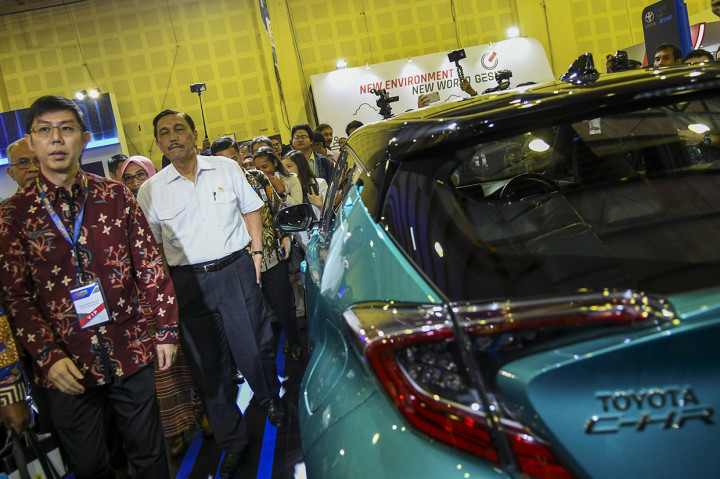 Menko Bidang Kemaritiman Luhut Panjaitan (kedua kiri) bersama Presiden Direktur PT Toyota Motor Manufacturing Indonesia (TMMIN) Warih Andang Tjahjono (kiri) berada di stand Toyota saat pameran Indonesia Electric Motor Show (IEMS) 2019, di Balai Kartini, Jakarta.
