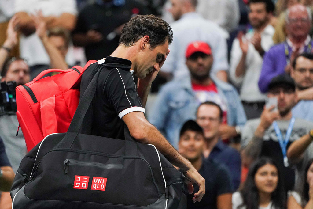 Petenis asal Swiss Roger Federer tertunduk lesu saat berjalan keluar lapangan usai tersingkir dari turnamen US Open, Rabu, 4 September 2019 WIB.
