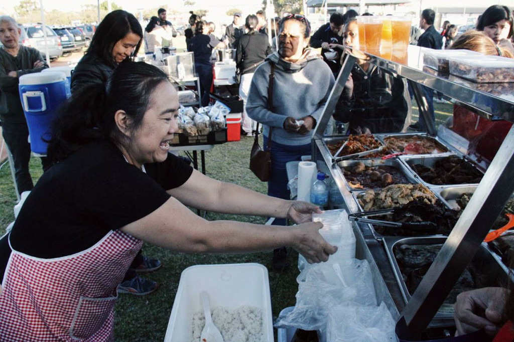 Persatuan Pelajar Indonesia di Australia (PPIA) tengah melayani pembeli makanan khas Indonesia pada acara Seruan Rakyat Akan Tanah Air (Serenata), di Cannington, Perth, 31 Agustus 2019.