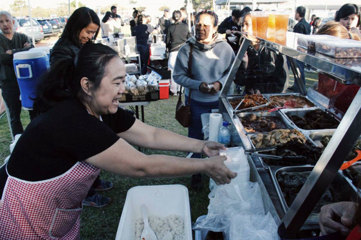 Persatuan Pelajar Indonesia di Australia (PPIA) tengah melayani pembeli makanan khas Indonesia pada acara Seruan Rakyat Akan Tanah Air (Serenata), di Cannington, Perth, 31 Agustus 2019.