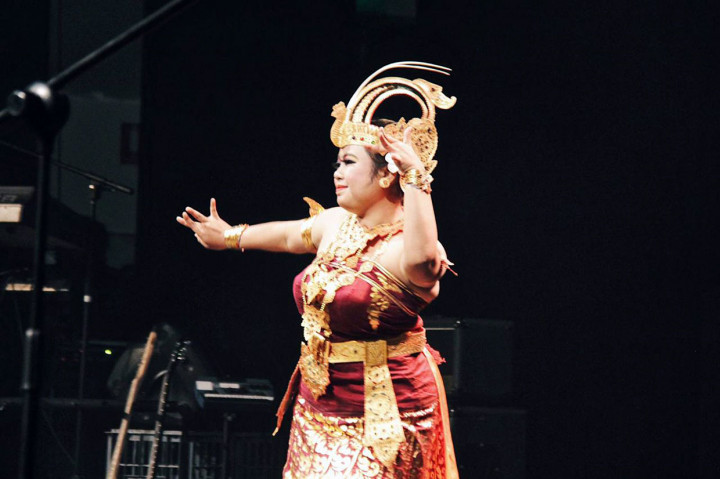 Acara ini menampilkan seni dan budaya serta menjajakan makanan khas Indonesia. 