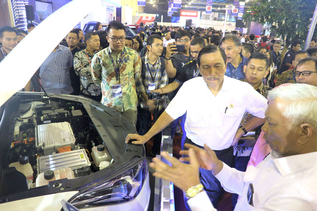 CO-CEO PT Sokonindo Automobile, Alexander Barus (kanan) sedang menjelaskan mengenai keunggulan DFSK Glory E3 kepada Menteri Koordinator Bidang Kemaritiman, Luhut Binsar Pandjaitan pada acara pembukaan Indonesia Electric Motor Show 2019 di Balai Kartini Jakarta.