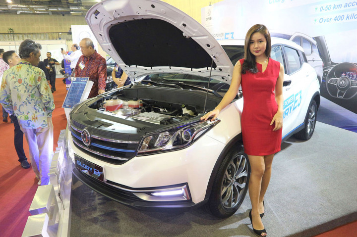 Model berpose dengan DFSK Glory E3. Kehadiran DFSK di Indonesia Electric Motor Show 2019 adalah sebagai bentuk dukungan dan komitmen terhadap era kendaraan listrik di Indonesia. 
