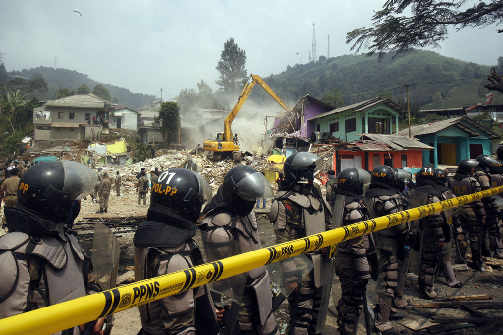 Sejumlah personel Sat Pol PP saat mengamankan pembongkaran bangunan tidak berizin di Kampung Naringgul, Puncak, Bogor, Jawa Barat.