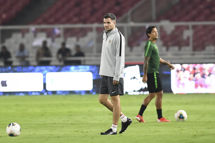 Pelatih timnas Indonesia Simon McMenemy (kiri) memimpin sesi latihan resmi di Stadion Utama Gelora Bung Karno, Senayan, Jakarta.
