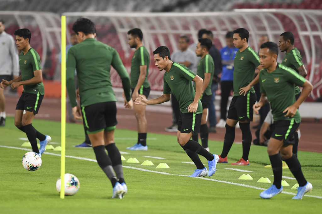 Pemain timnas Indonesia Evan Dimas (tengah) bersama rekan setimnya mengikuti sesi latihan resmi di Stadion Utama Gelora Bung Karno, Senayan, Jakarta.