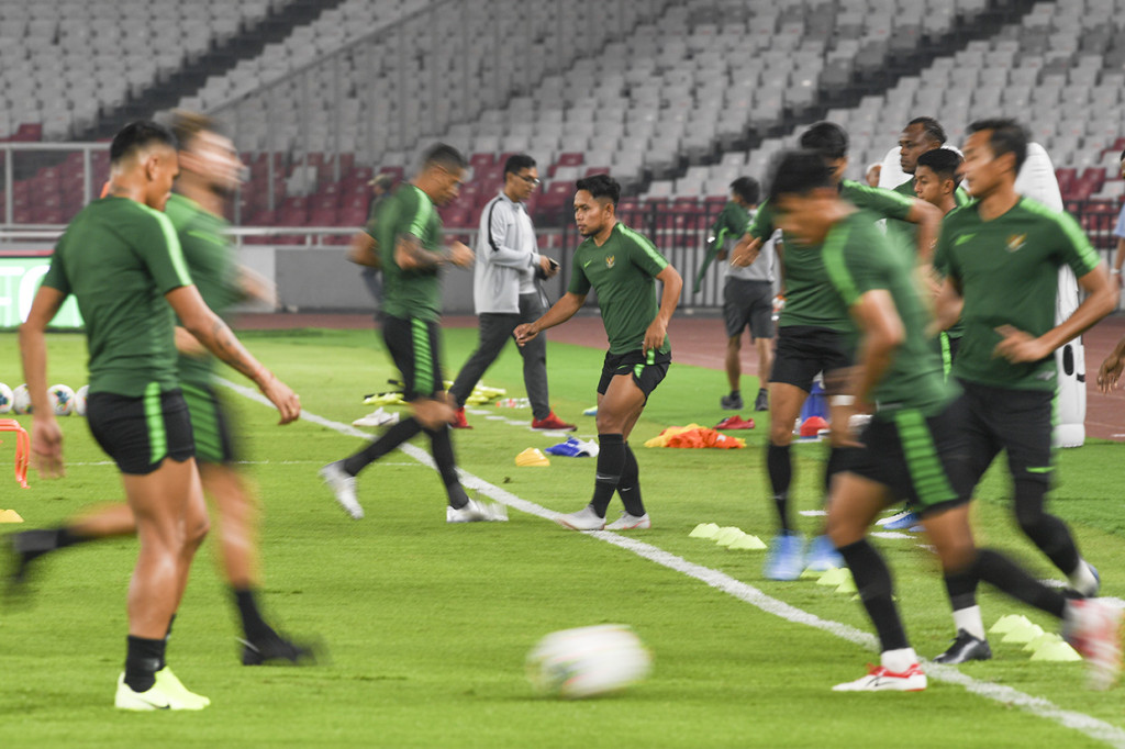 Pemain timnas Indonesia Andik Vermansah (tengah) bersama rekan setimnya mengikuti sesi latihan resmi di Stadion Utama Gelora Bung Karno, Senayan, Jakarta.