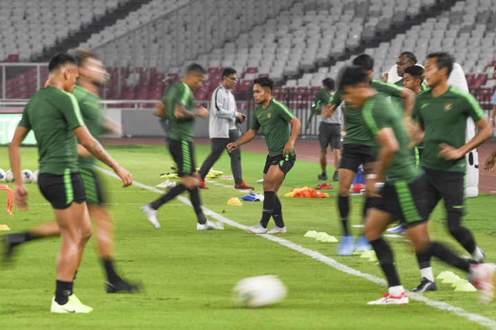Pemain timnas Indonesia Andik Vermansah (tengah) bersama rekan setimnya mengikuti sesi latihan resmi di Stadion Utama Gelora Bung Karno, Senayan, Jakarta.