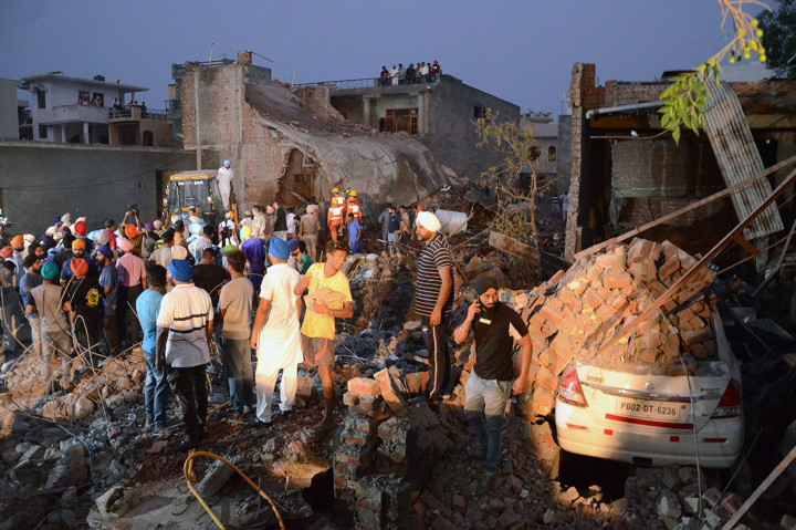 Warga berkumpul di lokasi ledakan di sebuah pabrik petasan di Batala, Negara Bagian Punjab, India, Rabu, 4 September 2019.