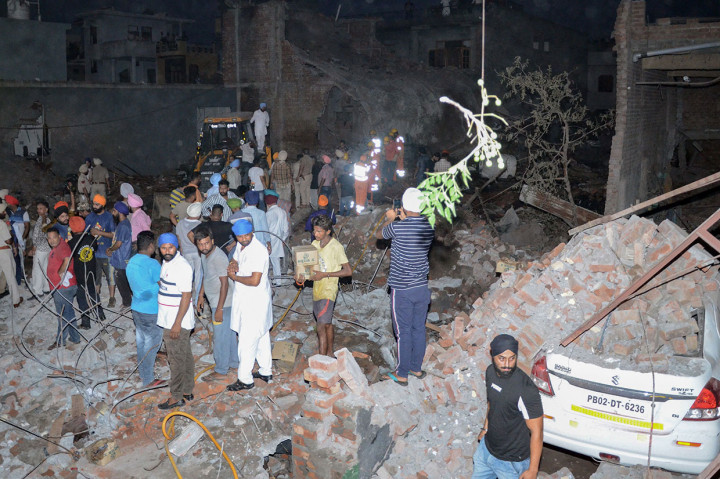 Sedikitnya 18 orang tewas dan 16 lainnya luka-luka setelah sebuah pabrik petasan di Batala, Negara Bagian Punjab, India meledak, Rabu, 4 September 2019. Beberapa bangunan dan mobil hancur akibat dahsyatnya ledakan tersebut.