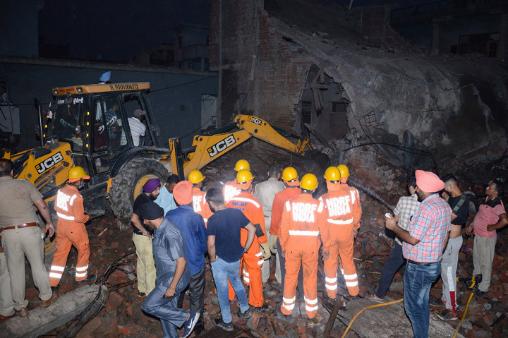 Belum jelas apakah pabrik di negara bagian utara Punjab itu merupakan tempat usaha resmi atau salah satu dari banyak pabrik kembang api liar yang ada di negeri yang kurang memperhatikan standar keamanan itu.