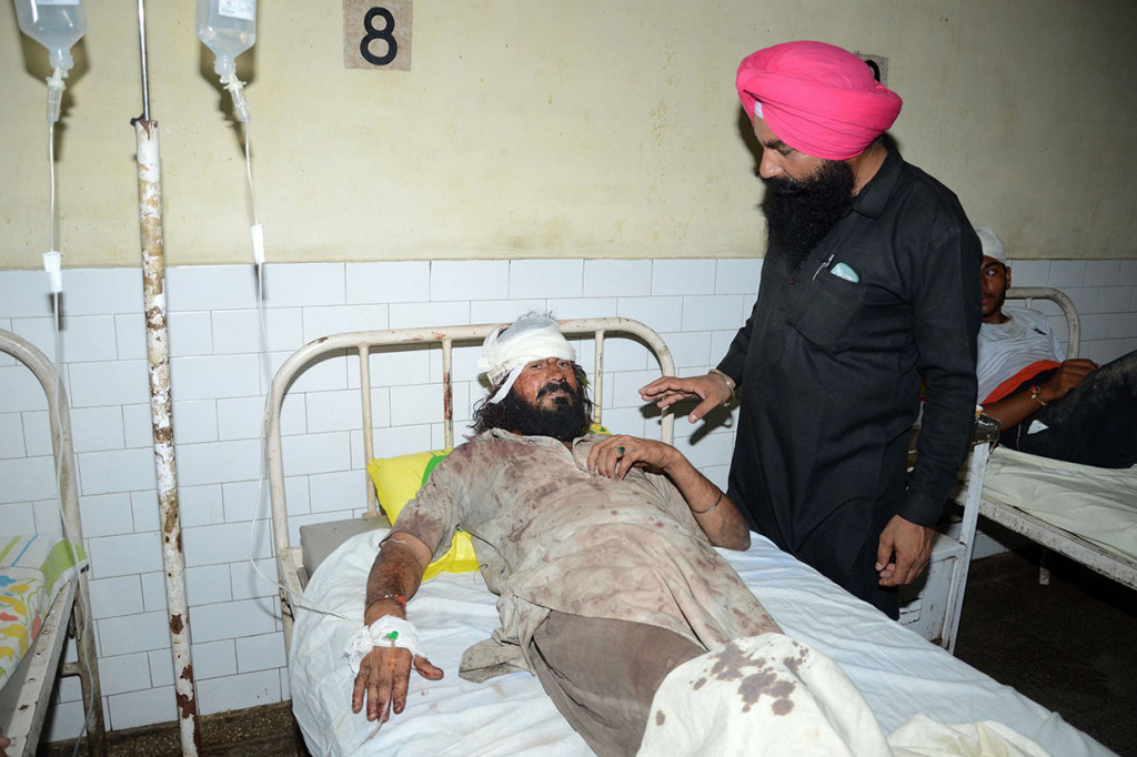 Peristiwa tersebut terjadi beberapa pekan menjelang perayaan Hindu yang ditandai dengan menyalakan jutaan kembang api serta petasan. India akan merayakan Diwali, festival lampu pada bulan depan dengan bersuka cita menyalakan kembang api yang jumlahnya tak terhitung banyaknya. 