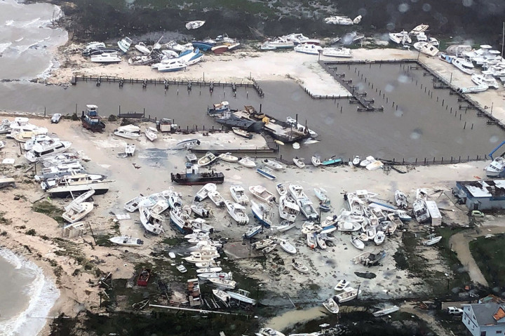 Laporan terakhir menyebutkan bahwa sedikitnya 20 orang tewas sementara belasan ribu rumah rusak berat akibat badai kategori 5 tersebut.
