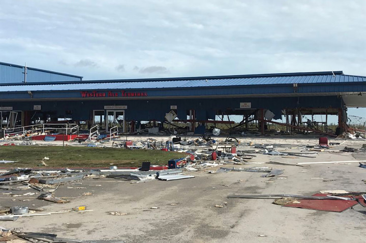 Bandara Internasional Grand Bahama di Freeport rusak parah dan landasannya tidak dapat digunakan, sehingga mempersulit upaya bantuan.