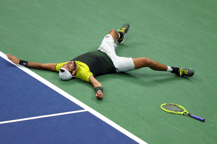 Petenis Italia Matteo Berrettini melakukan selebrasi dengan berbaring di lapangan usai memastikan diri melaju ke semifinal turnamen US Open, Kamis, 5 September 2019 WIB.
