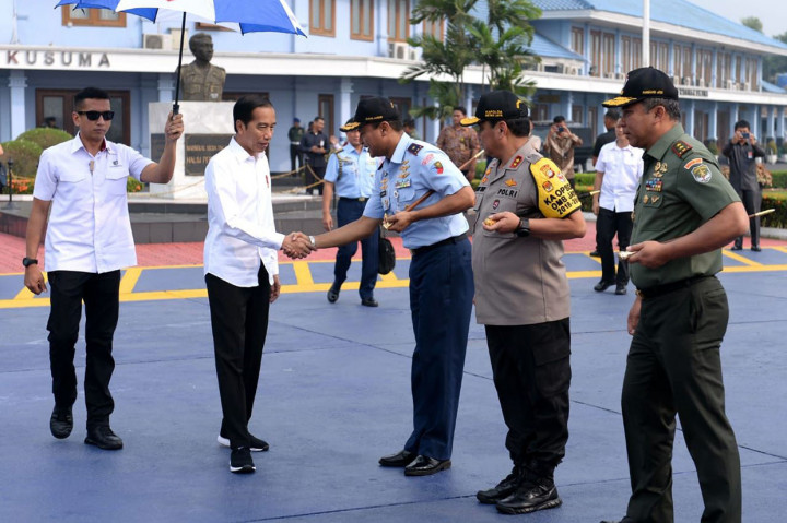 Selain itu, pada sore hari, Presiden Jokowi akan menuju Mako Lantamal XII Pontianak dan diagendakan meninjau sejumlah proyek di sepanjang Sungai Kapuas.  Selepas peninjauan, Jokowi akan menuju tempatnya bermalam selama berada di Pontianak untuk beristirahat dan melanjutkan agenda kerja keesokan harinya.