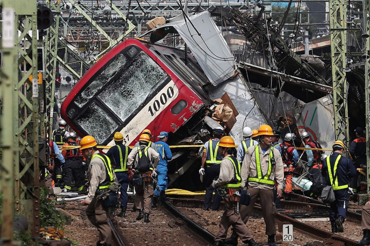 Tim penyelamat bekerja di lokasi tabrakan kereta api dengan sbeuah truk di persimpangan di Yokohama, Prefektur Kanagawa, Kamis, 5 September 2019.