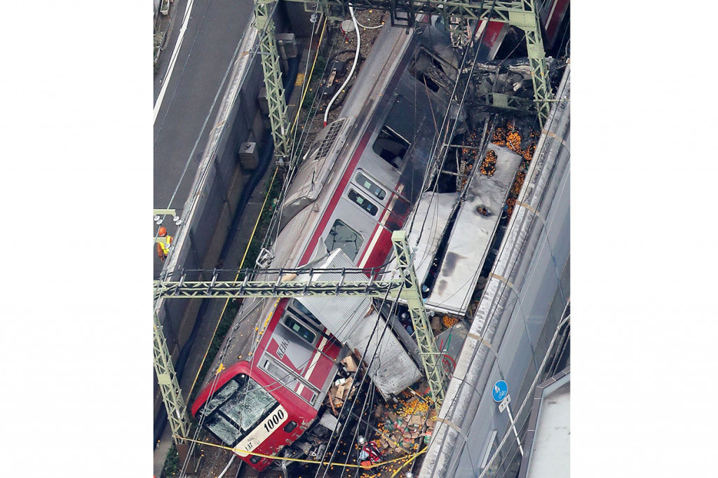 Tayangan televisi menunjukkan gerbong pertama kereta tergelincir dan keluar jalur. Sementara beberapa kaca jendela pecah dan ada beberapa bagian gerbong yang hangus terbakar.