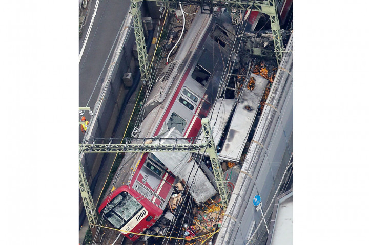 Tayangan televisi menunjukkan gerbong pertama kereta tergelincir dan keluar jalur. Sementara beberapa kaca jendela pecah dan ada beberapa bagian gerbong yang hangus terbakar.