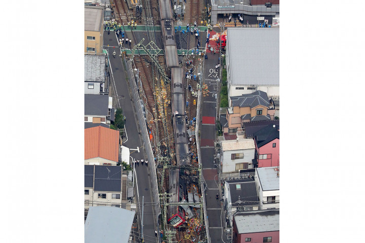 Asap hitam, yang diduga berasal dari truk, juga dapat dilihat pada rekaman, yang juga memperlihatkan ratusan lemon di sisi rel - tampaknya bagian dari muatan truk.