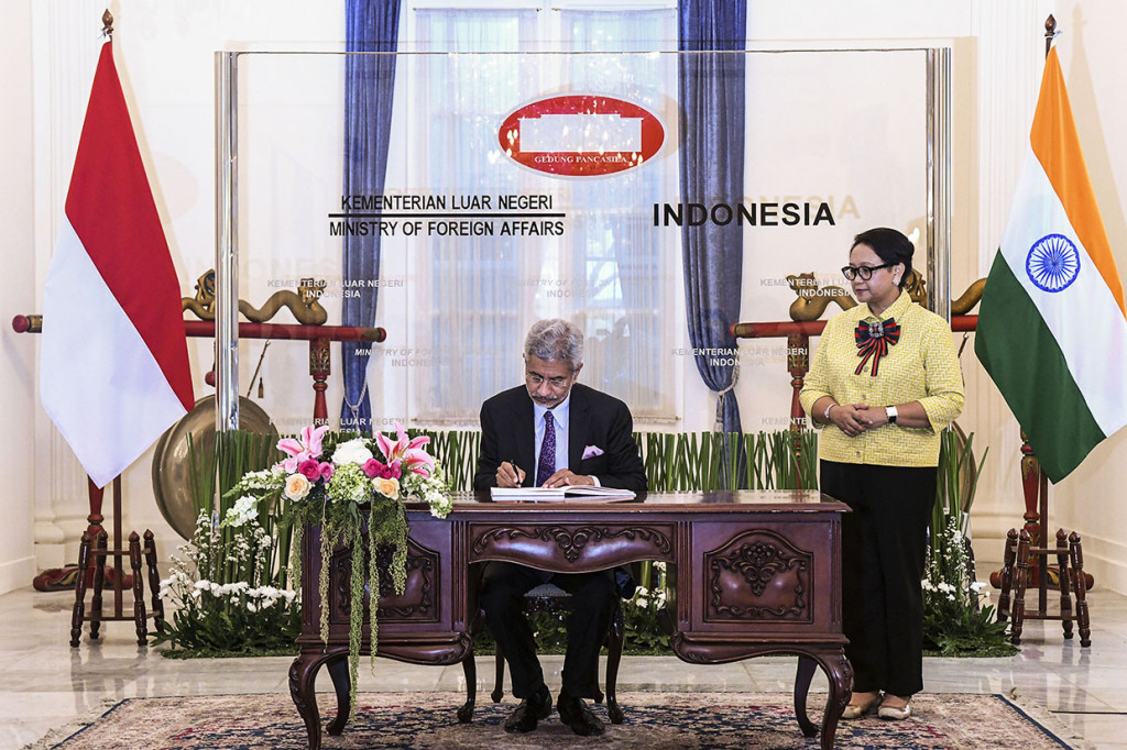 Menteri Luar Negeri Indonesia Retno Marsudi (kanan) menyambut kedatangan Menteri Negara Urusan Eksternal India Subrahmanyam Jaishankar (kiri) untuk melakukan pertemuan di Gedung Pancasila, Kementerian Luar Negeri, Jakarta.