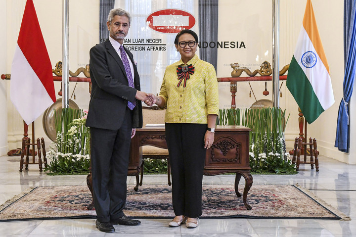 Menlu Jaushankar menyatakan siap bekerjasama dengan Indonesia unuk mewujudkan keseimbangan dan perdagangan berkelanjutan dengan memberikan akses pasa r yang lebih besar bagi produk barang dan jasa Indonesia.