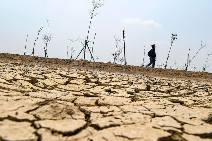 Warga beraktivitas di Taman Waduk Rorotan terbengkalai di Cakung, Jakarta, Kamis, 5 September 2019. Tanah di taman tersebut terlihat retak-retak, sementara pepohonan kering dan mati.