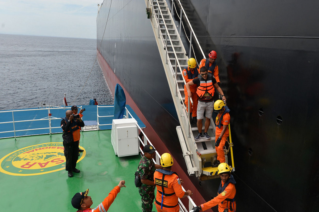 Tim SAR gabungan membantu anak buah kapal (ABK) Tanker MT Gola Kevlin berbendera Kepualauan Marshall, Luigi Misadin (kedua depan) turun dari tangga saat dievakuasi ke kapal KN Krisna Basarnas di Selat Benggala, perairan Pulau Aceh, Aceh Besar, Aceh, Kamis, 5 September 2019. Antara Foto/Ampelsa