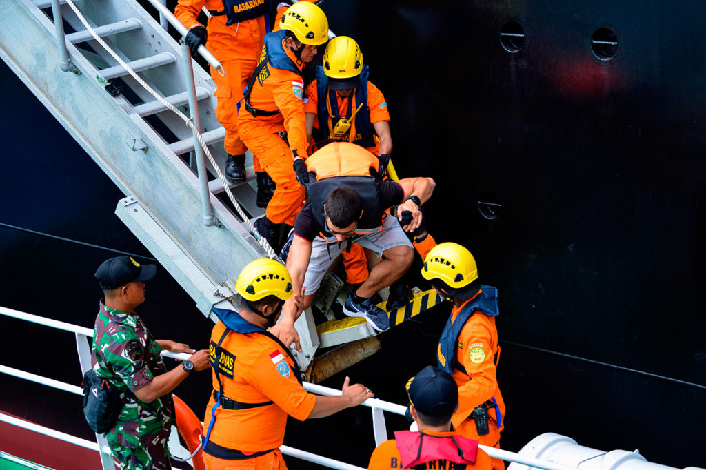 Luigi Misadin warga Krosia itu dievakuasi ke rumah sakit di Banda Aceh untuk mendapat perawatan karena mengalami gangguan pencernaan. AFP Photo/Chaideer Mahyuddin