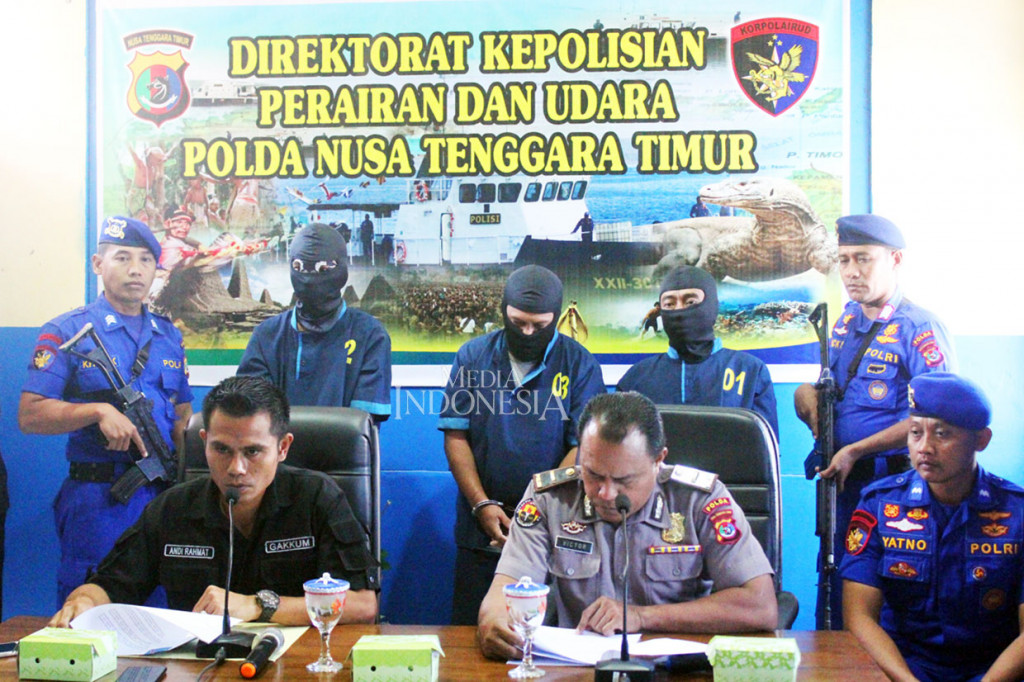 Polisi menjerat dua tersangka tersebut dengan pasal 93 ayat (1) jo pasal 27 ayat (1) UU nomor 45 tahun 29 tentang perubahan atas UU nomor 31 tahun 2004 tentang perikanan. Keduanya juga diancam hukuman enam tahun penjara, dan denda Rp2 miliar. MI/Palce Amalo