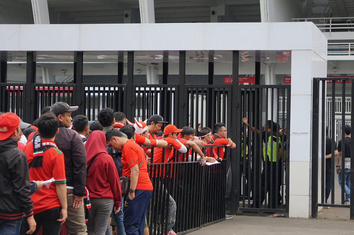 Persatuan Sepak Bola Seluruh Indonesia (PSSI) merilis 66.433 lembar tiket untuk laga panas sarat gengsi tersebut. Tiket masih bisa dibeli daring di situs PSSI dan aplikasi Kita Garuda. Harga tiket bervariasi mulai Rp1 juta untuk VIP Barat, hingga termurah Rp125 ribu untuk Kategori 3.