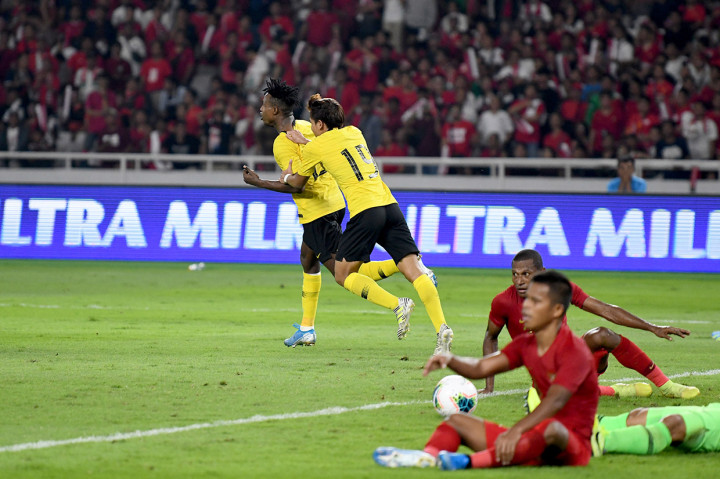 Pesepak bola timnas Malaysia Mohamadou Sumareh (kiri) melakukan selebrasi usai mencetak gol ke gawang timnas Indonesia saat pertandingan Kualifikasi Piala Dunia 2022 Grup G Zona Asia di Stadion Gelora Bung Karno (GBK), Senayan, Jakarta. Antara Foto/M Risyal Hidayat
