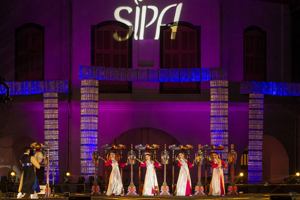 Penampilan Chun Seul Dance Company dari Korea Selatan pada acara Solo International Performing Arts (SIPA) 2019 'Arts As A Social Action' di Benteng Vastenburg, Solo, Jawa Tengah, Kamis, 5 September 2019.