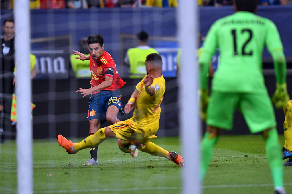 Bermain di kandang lawan, Timnas Spanyol berhasil menguasai jalannya pertandingan sejak awal laga. Spanyol beberapa kali membahayakan pertahanan tuan rumah Rumania lewat Paco Alcacer, Jesus Navas, dan lain-lain.