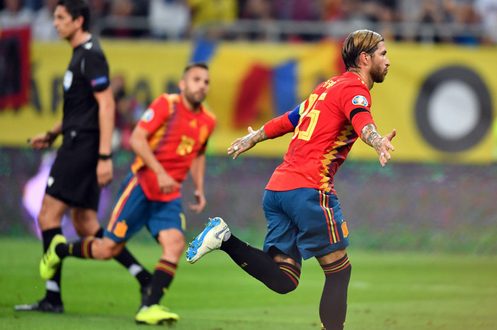 Sergio Ramos melakukan selebrasi usai menjebol gawang Rumania lewat titik putih.