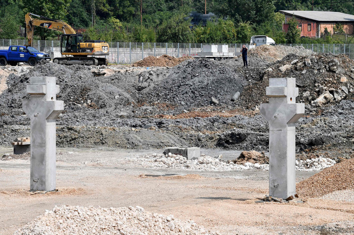 Anggota Tim Pelepasan Ordonansi Peledak dipanggil untuk menjinakkan bom tersebut sebelum dipindahkan ke lokasi yang aman untuk dihancurkan.