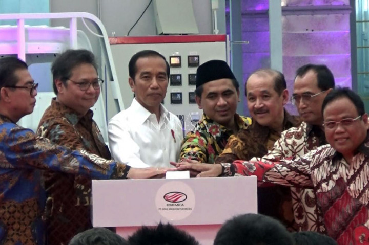 Presiden Joko Widodo memencet tombol saat meresmikan pabrik mobil PT. Solo Manufaktur Kreasi (Esemka) di Sambi, Boyolali, Jawa Tengah, Jumat, 6 September 2019. MI/Widjajadi