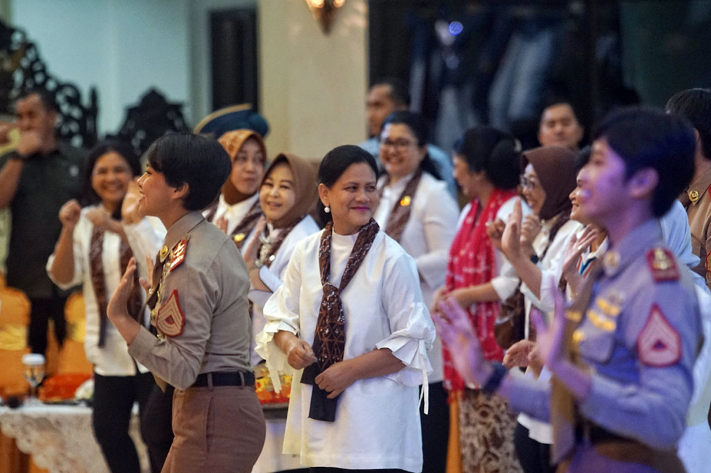 Iriana Jokowi dan Mufidah Kalla melakukan dialog dengan para peserta sosialisasi dan melemparkan sejumlah pertanyaan terkait narkoba dan hoaks. Bagi lima taruna yang berhasil menjawab pertanyaan, Iriana memberikan hadiah masing-masing satu unit laptop. Pertanyaan Iriana seputar bahaya narkoba.