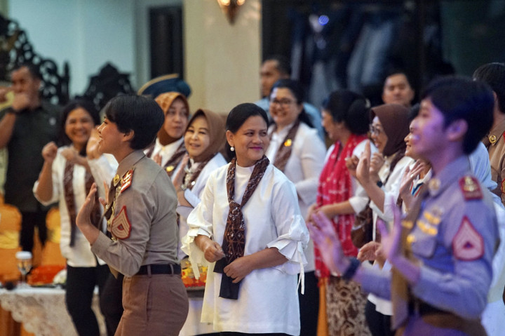 Iriana Jokowi dan Mufidah Kalla melakukan dialog dengan para peserta sosialisasi dan melemparkan sejumlah pertanyaan terkait narkoba dan hoaks. Bagi lima taruna yang berhasil menjawab pertanyaan, Iriana memberikan hadiah masing-masing satu unit laptop. Pertanyaan Iriana seputar bahaya narkoba.