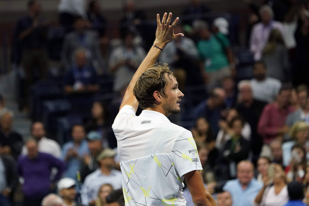 Petenis Rusia Daniil Medvedev melambaikan tangan kepada para penonton usai memastikan diri melaju ke babak final US Open, Sabtu, 7 September 2019 WIB.