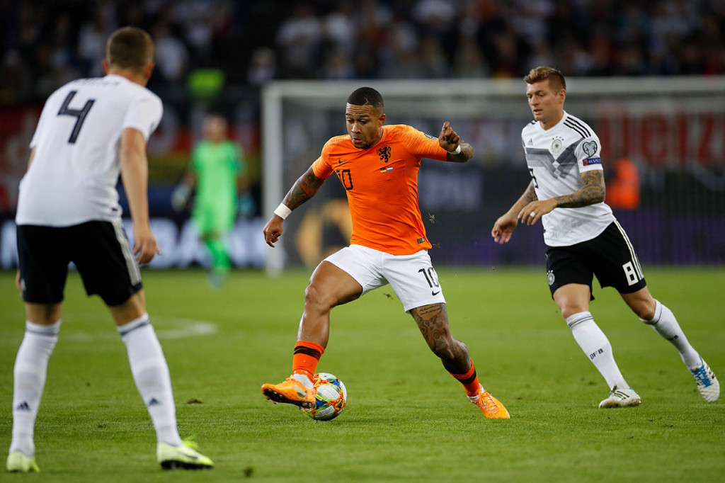 Belanda mengambil inisiatif serangan terlebih dahulu lewat kerja sama satu dua Ryan Babel dan Mamphis Depay. Namun tembakan Depay masih mampu ditahan kiper Manuel Neuer.