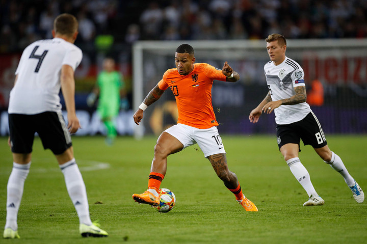 Belanda mengambil inisiatif serangan terlebih dahulu lewat kerja sama satu dua Ryan Babel dan Mamphis Depay. Namun tembakan Depay masih mampu ditahan kiper Manuel Neuer.