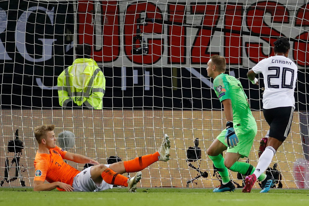 Tuan rumah akhirnya berhasil membuka skor terlebih dahulu lewat sepakan Serge Gnabry saat laga memasuki menit ke-9. 