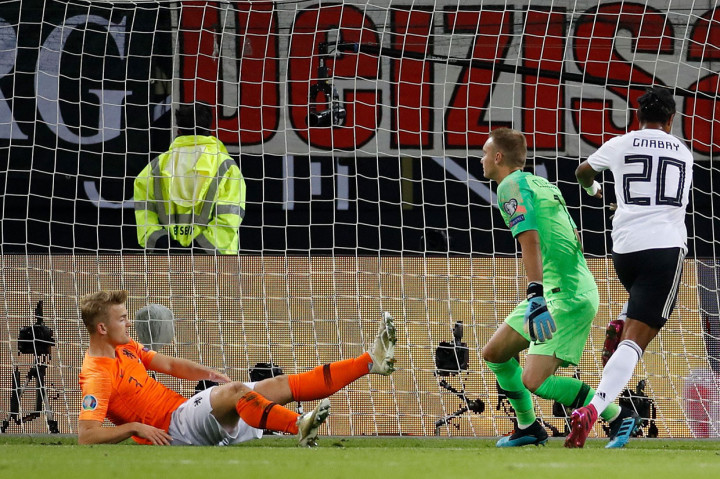 Tuan rumah akhirnya berhasil membuka skor terlebih dahulu lewat sepakan Serge Gnabry saat laga memasuki menit ke-9. 