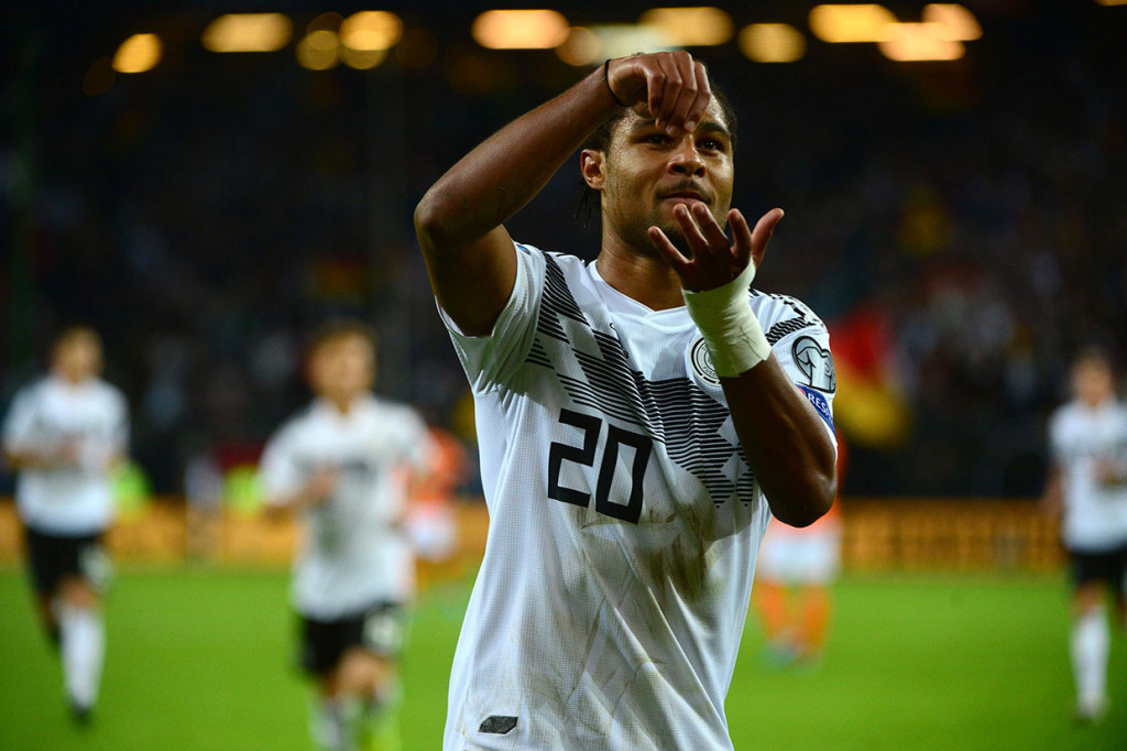 Gnabry melakukan selebrasi usai menjebol gawang Jasper Cillessen.