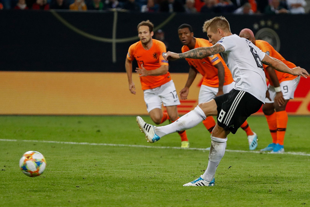 Tony Kross kemudian menyamakan kedudukan lewat titik putih pada menit ke-71 menyusul handball Matthijs De Ligt.