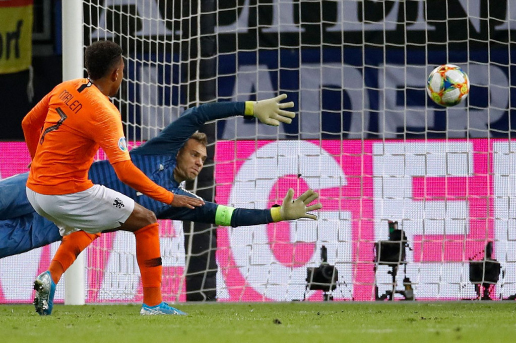 Laga semakin seru setelah De Oranje kembali unggul lewat sepakan striker muda PSV Eindhoven Donyell Malen pada menit ke-78 menyambut umpan cungkil Georginio Wijnaldum.