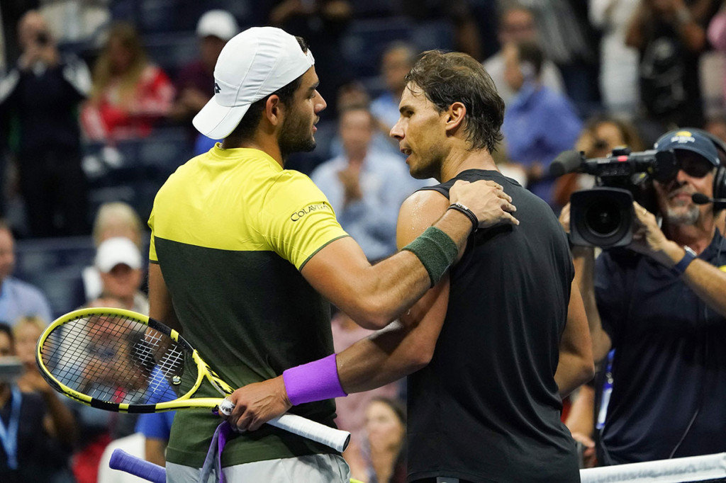 Rafael Nadal mendapat ucapan selamat dari lawannya Matteo Berrettini usai laga semifinal US Open di USTA Billie Jean King National Tennis Center, New York, Sabtu, 7 September 2019 WIB.