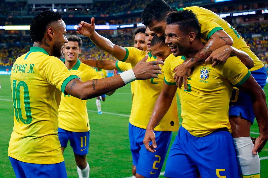 Pemain depan Brasil Neymar (kiri) melakukan selebrasi bersama rekan-rekan setimnya usai berhasil menyamakan kedudukan menjadi 2-2 melawan Kolombia pada laga persahabatan di Hard Rock Stadium, Miami, Florida, Sabtu, 7 September 2019 WIB.
